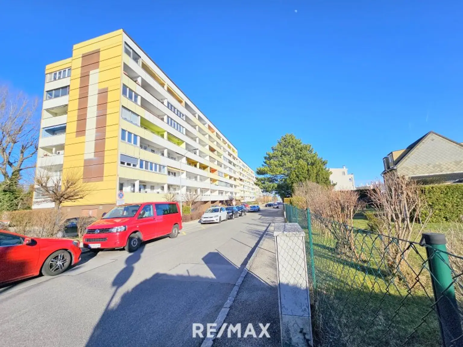 Großes Haus in grüner Umgebung