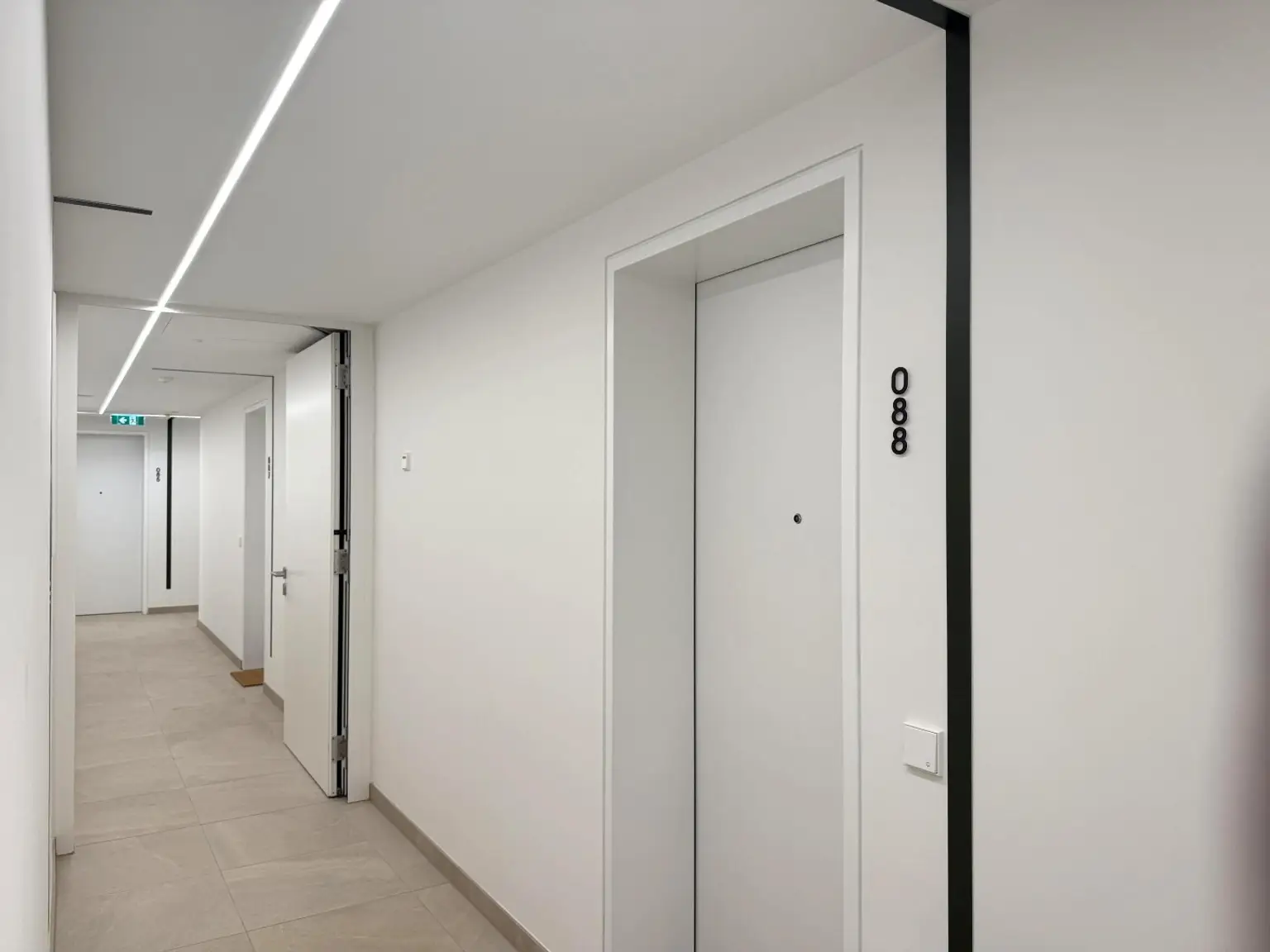Kleine Perle im ultramodernen Wohnhaus mit Pool am Dach zu mieten // Small gem in an ultra-modern apartm. building with pool on the roof for rent //
