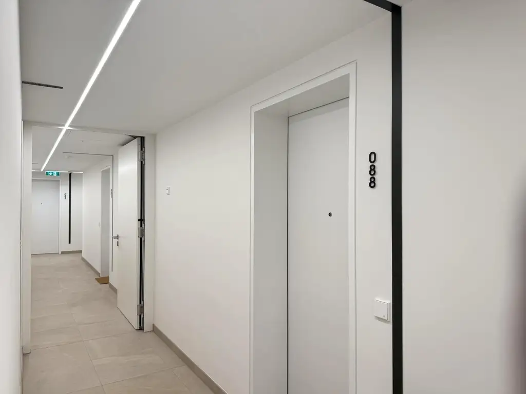 Kleine Perle im ultramodernen Wohnhaus mit Pool am Dach zu mieten // Small gem in an ultra-modern apartm. building with pool on the roof for rent //