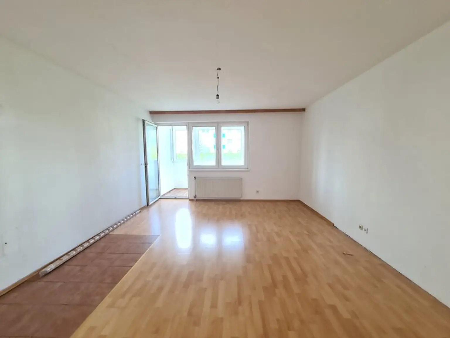 *** NIEDRIG-ENERGIE *** WINTERGARTENARTIGE LOGGIA *** GROSSE GARTENANLAGE *** PKW-STELLPLATZ ***