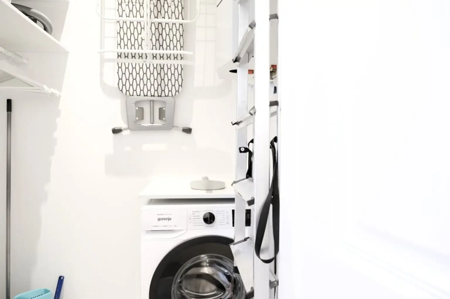 Wunderschöne und generalsanierte 2- Zimmer Altbauwohnung in Top Lage!!!