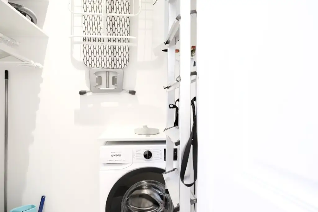 Wunderschöne und generalsanierte 2- Zimmer Altbauwohnung in Top Lage!!!