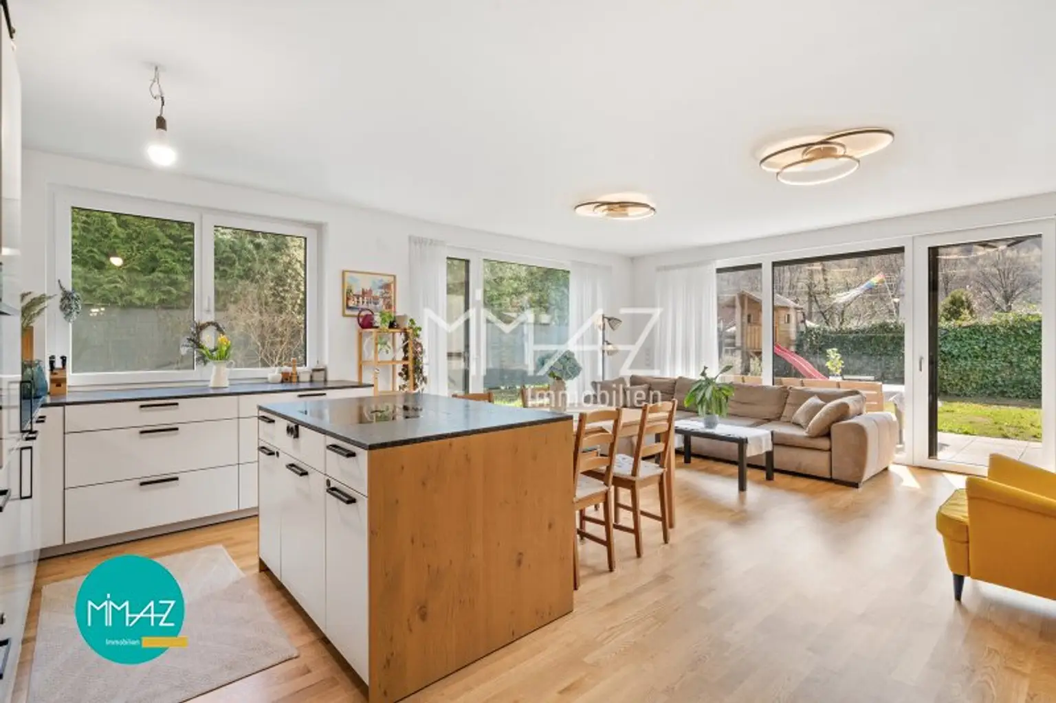 Wohnzimmer mit Küche