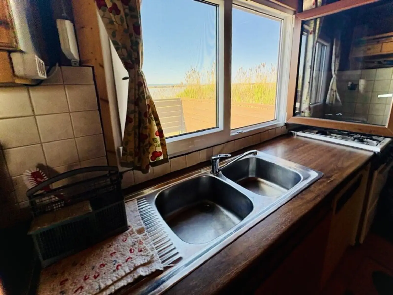 PRIVATSPHÄRE und FLIESSWASSER - FLACHDACHHÜTTE IN DER RUSTER BUCHT AUF PACHTGRUND ZU KAUFEN
