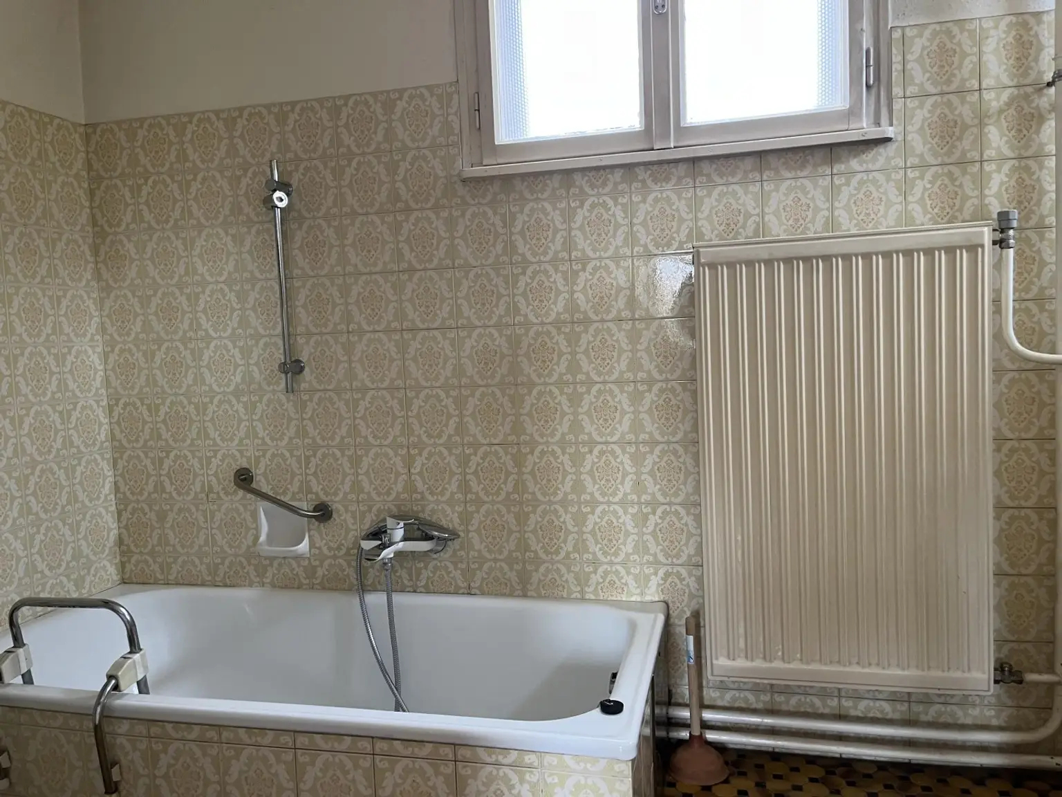 Bad mit Wanne und Fenster