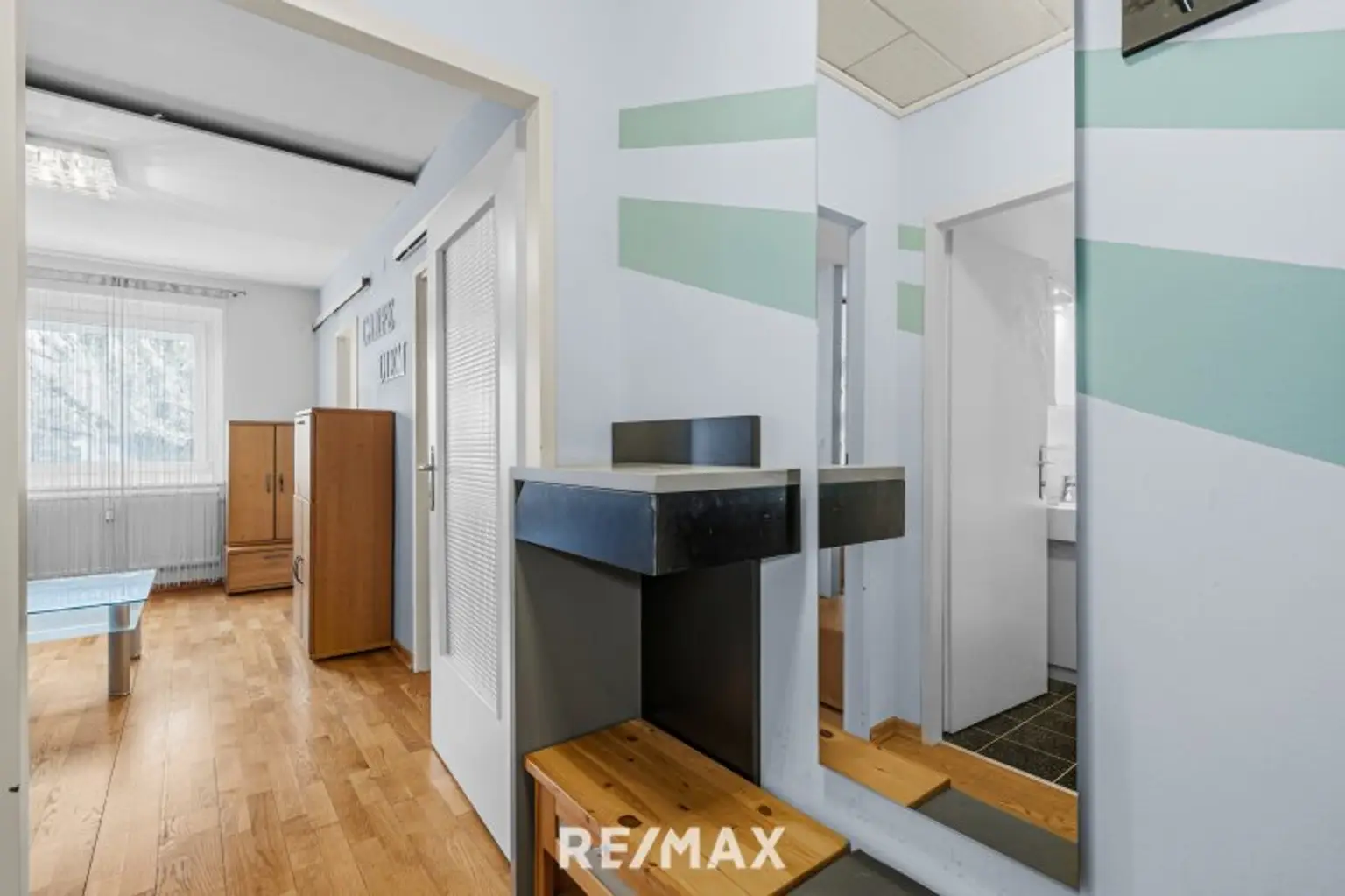 Vorraum mit Blick ins Wohnzimmer