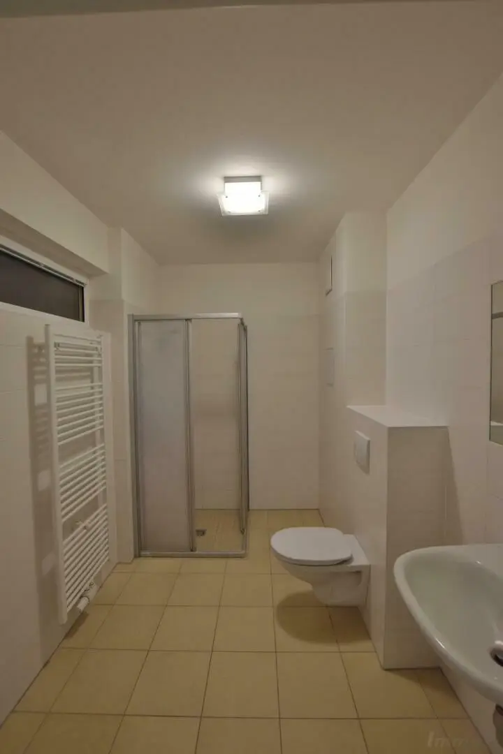 Moderne Garconniere mit Balkon