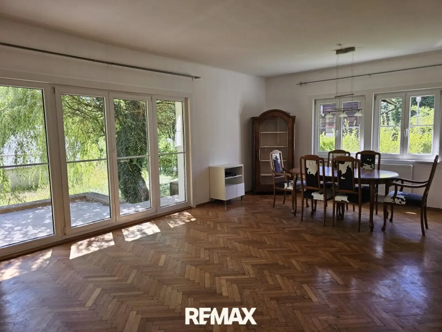großzügiges Wohnzimmer