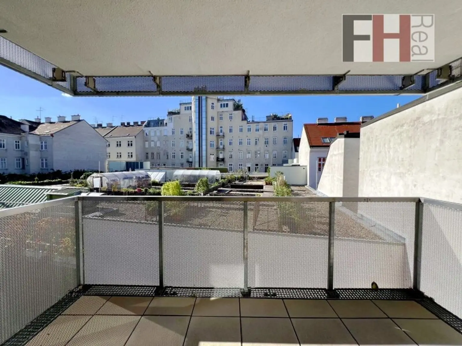 Neuwertige Dachgeschossmaisonette in Mariahilfer TOP-Lage, 2,5 Zimmer, 2 Terrassen Richtung Nord/West in ruhigen Innenhof!