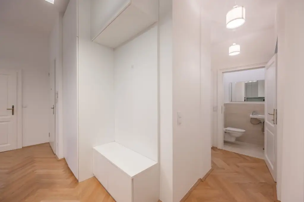 ++1150++ Stilvolle 4-Zimmer Altbauwohnung mit Balkon – Wohnen in Toplage mit Topausstattung