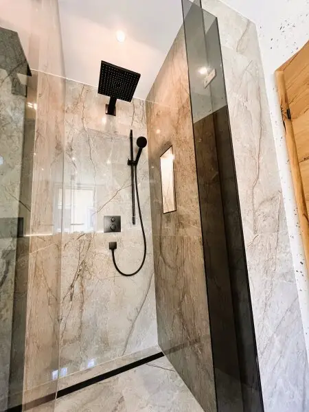 Qualitätsarmaturen von Hansgrohe und beleuchtete Wandnische