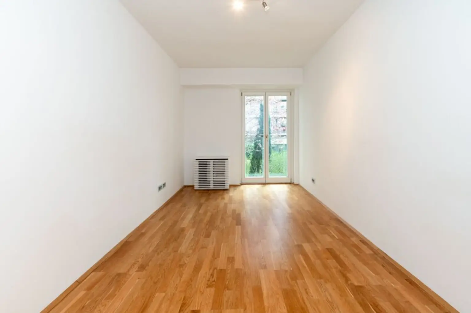 Eleganter Wohntraum mit Eigengarten in Botschaftsviertel mit Parkplatzmöglichkeit