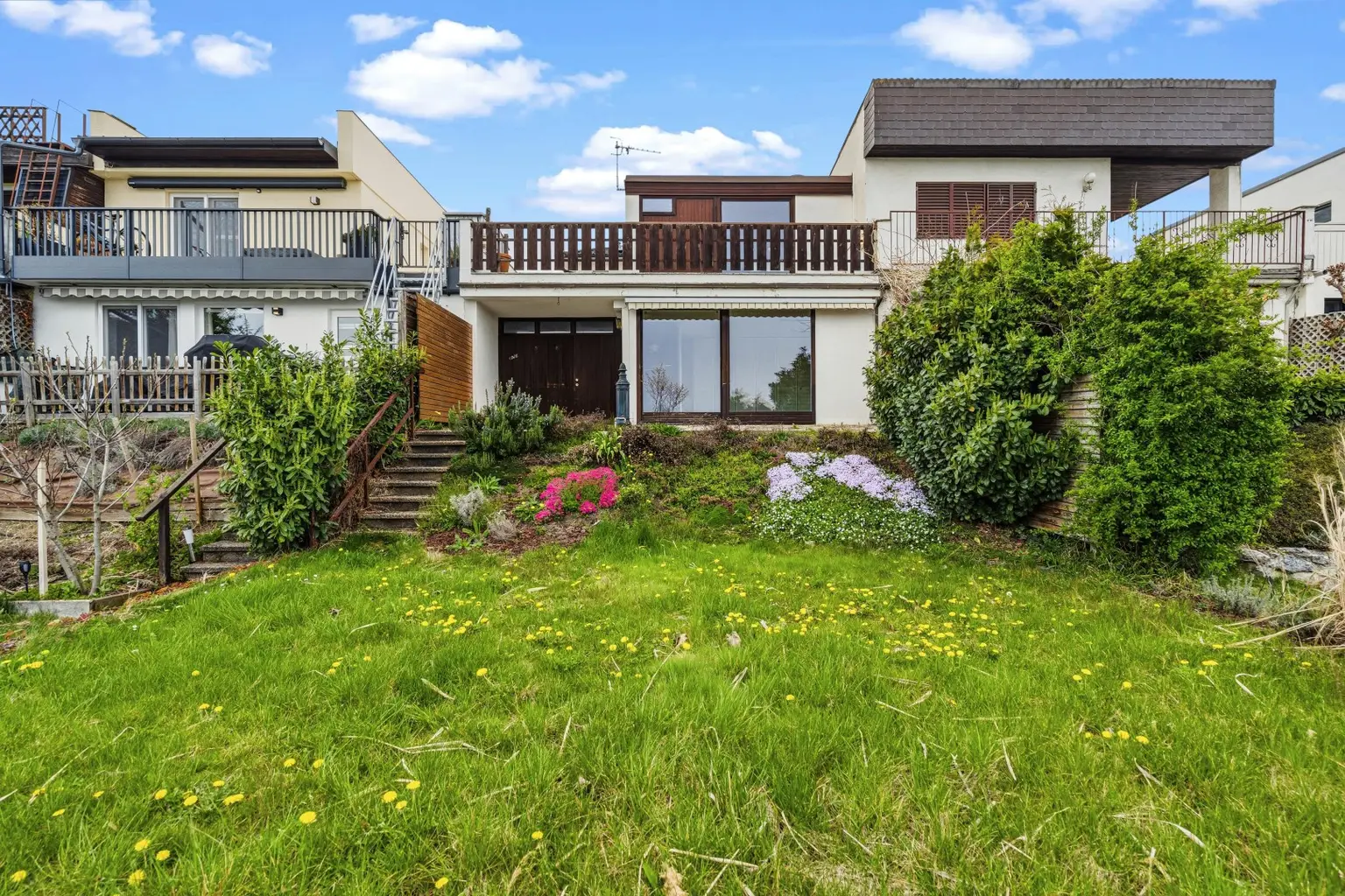 Garten mit Blick zum Haus