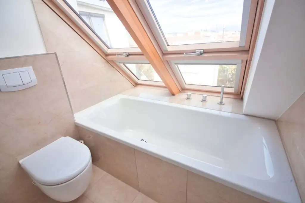 Helle, großzügige Maisonette-Wohnung mit 2 Bädern | ~ 20 m² große, private Terrasse direkt auf Wohnebene | Nahe Elterleinplatz