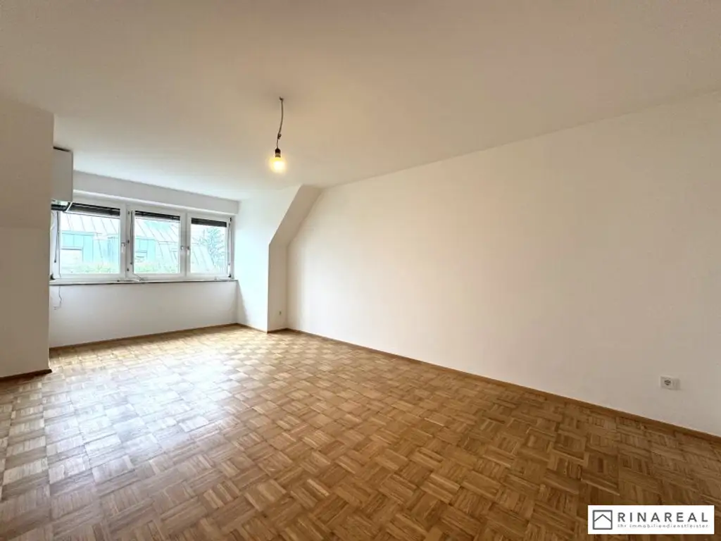 Großzügige und helle 2 Zimmer Wohnung im Dachgeschoss | ca. 63 m² | Klimaanlage | zzgl. PKW-Stellplatz | Friedrich Schiller-Straße