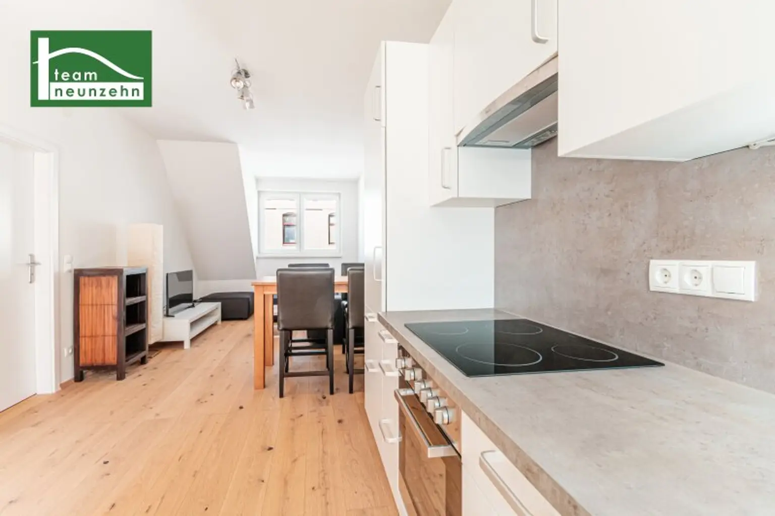 EIGENBEDARF ODER INVESTMENT MIT ca. 3,5% RENDITE! SEHR GUTER ZUSTAND! SANIERTE & MÖBLIERTE DACHGESCHOSS-WOHNUNG INKL. KÜCHE! SOFORT BEZIEH- ODER VERMIETBAR!