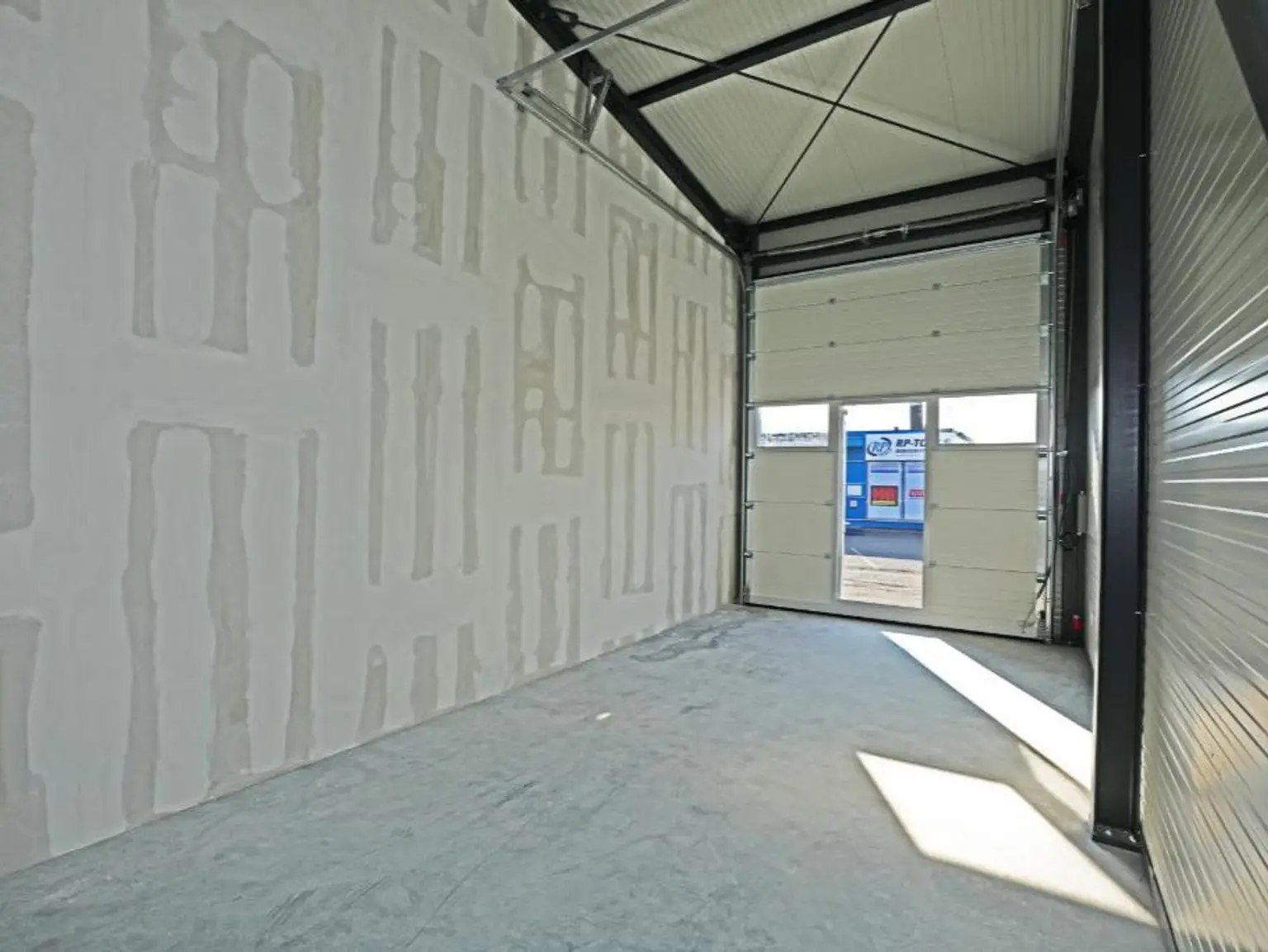 Garage, bzw. Lager ab September zu vermieten