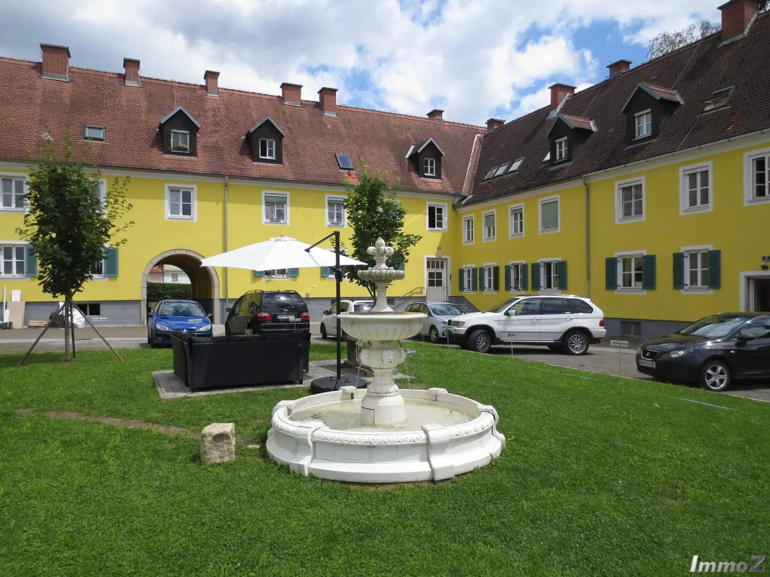 Foto Hofansicht Mitte mit Springbrunnen