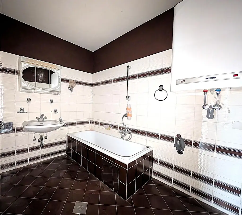 Sanierungsbedürftige 3-Zimmer-Eigentumswohnung mit Balkon, Loggia und Garage