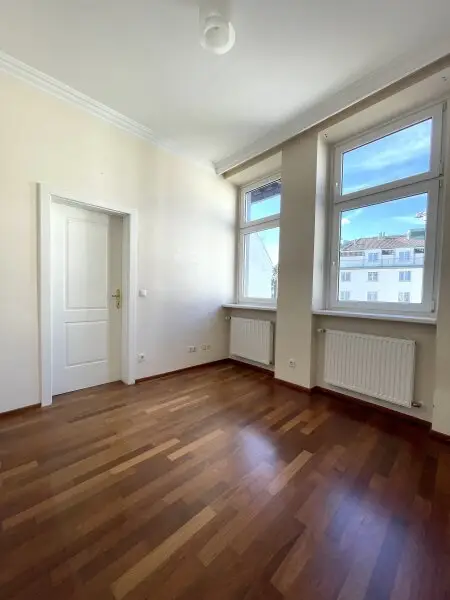 Altbau-Flair mit Balkon -   2-Zimmer Wohnung  - in Naschmarktnähe!