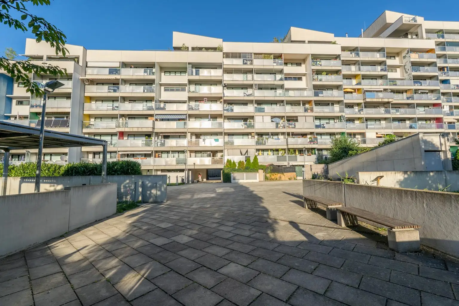 "Helle und voll möblierte Wohnung"