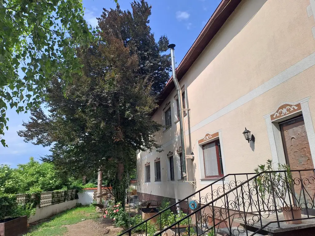 GROSSER EBENER GARTEN MIT TEILSANIERTEM HAUS MIT 2 WOHNEINEINHEITEN NAHE WIEN