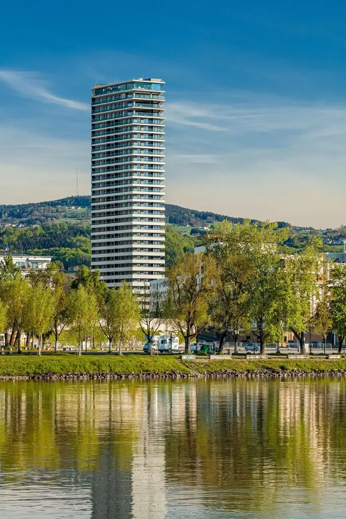 LINZ/URFAHR (BRUCKNER TOWER): EINE PERFEKTE WOHNKOMPOSITION-EIGENTUMSWOHNUNG 129,09 m² Wohnfläche + 64,15 m² Balkon + Tiefgaragenstellplätze