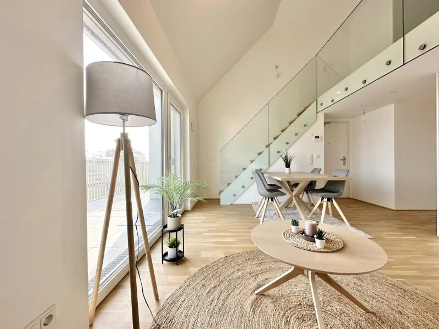 Hier müssen Sie schnell sein - AB SOFORT BEZIEHBAR!! Tolle 3 Zimmerdachgeschosswohnung + zwei Terrassen! Absolute Toplage! U1 Kagranerplatz!!