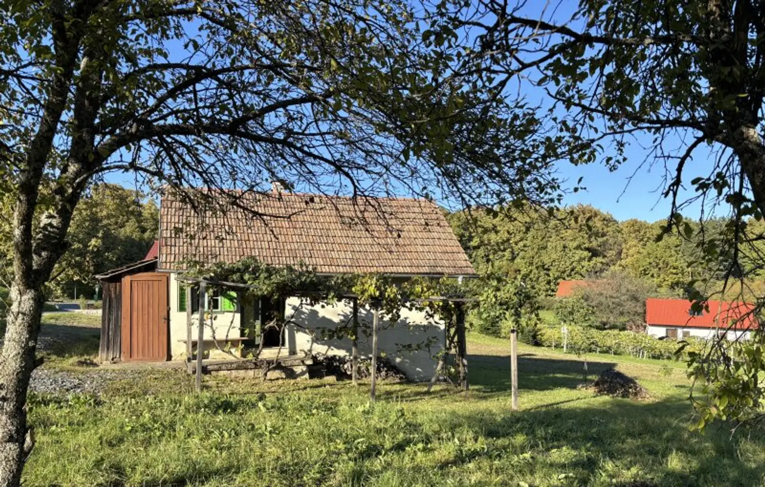 - DER SONNE ENTGEGEN - Kellerstöckl mit entzückendem Grundstück am Stremer Berg !!