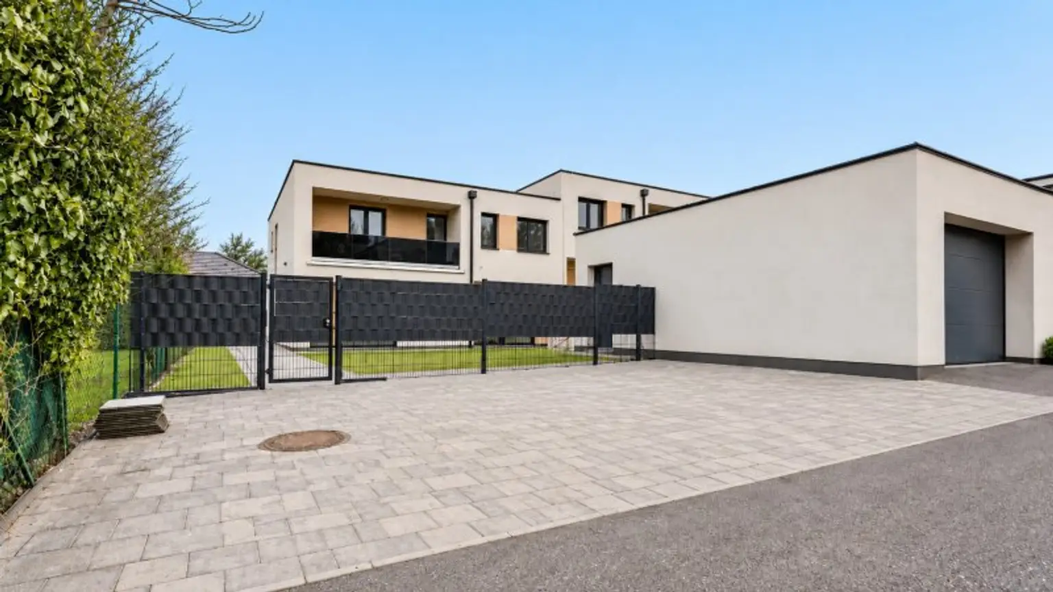 Parkplätze vor dem Haus