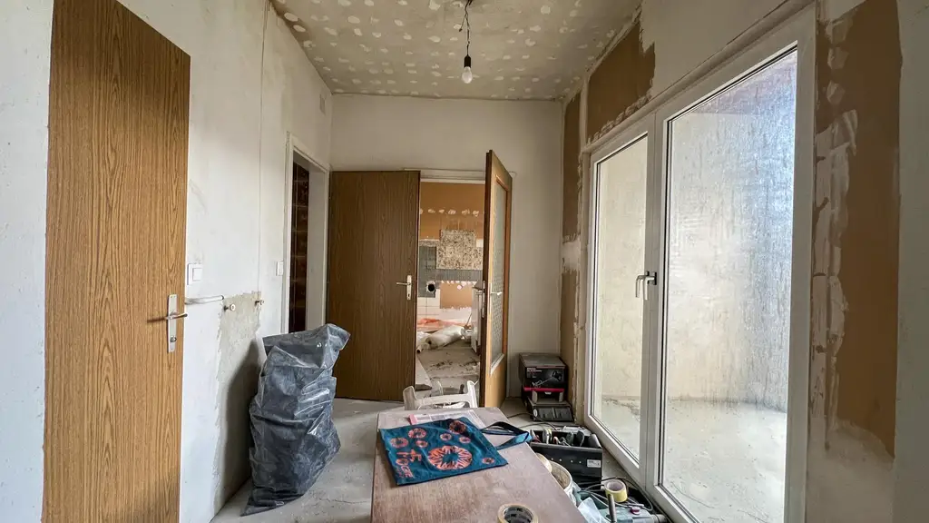 Einfamilienhaus mit großem Grundstück und Nebengebäuden