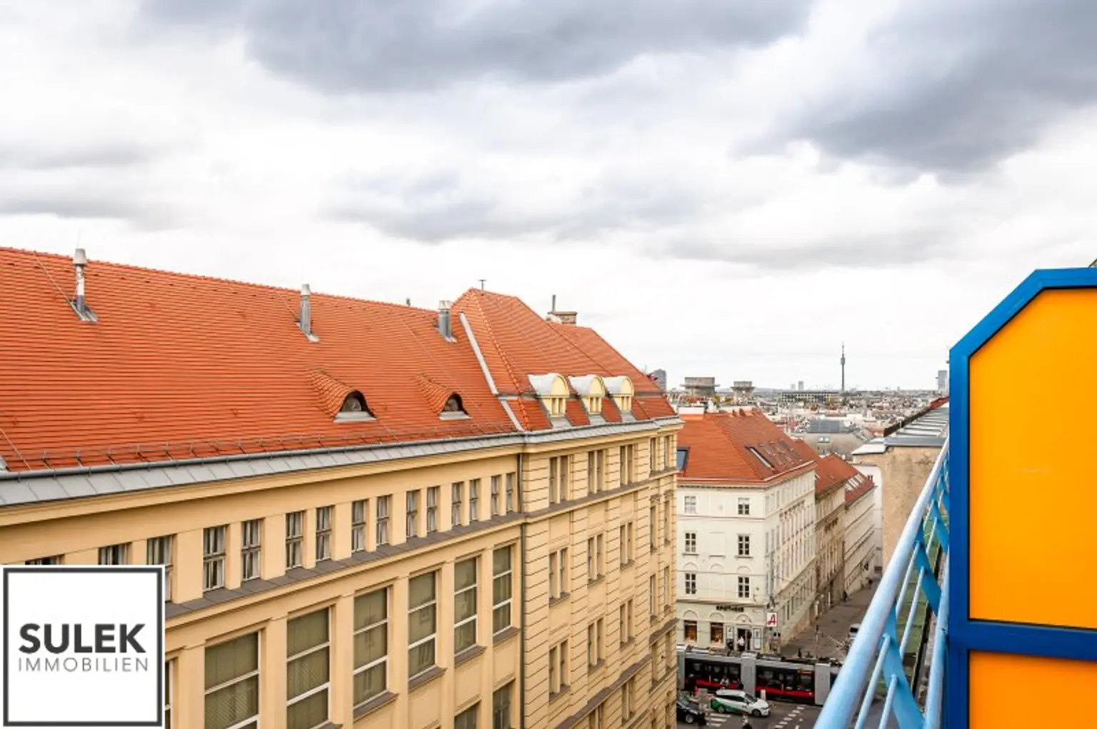 Single-Dachgeschoss-Wohnung mit Terrasse  in Bestlage des 9. Bezirks!
