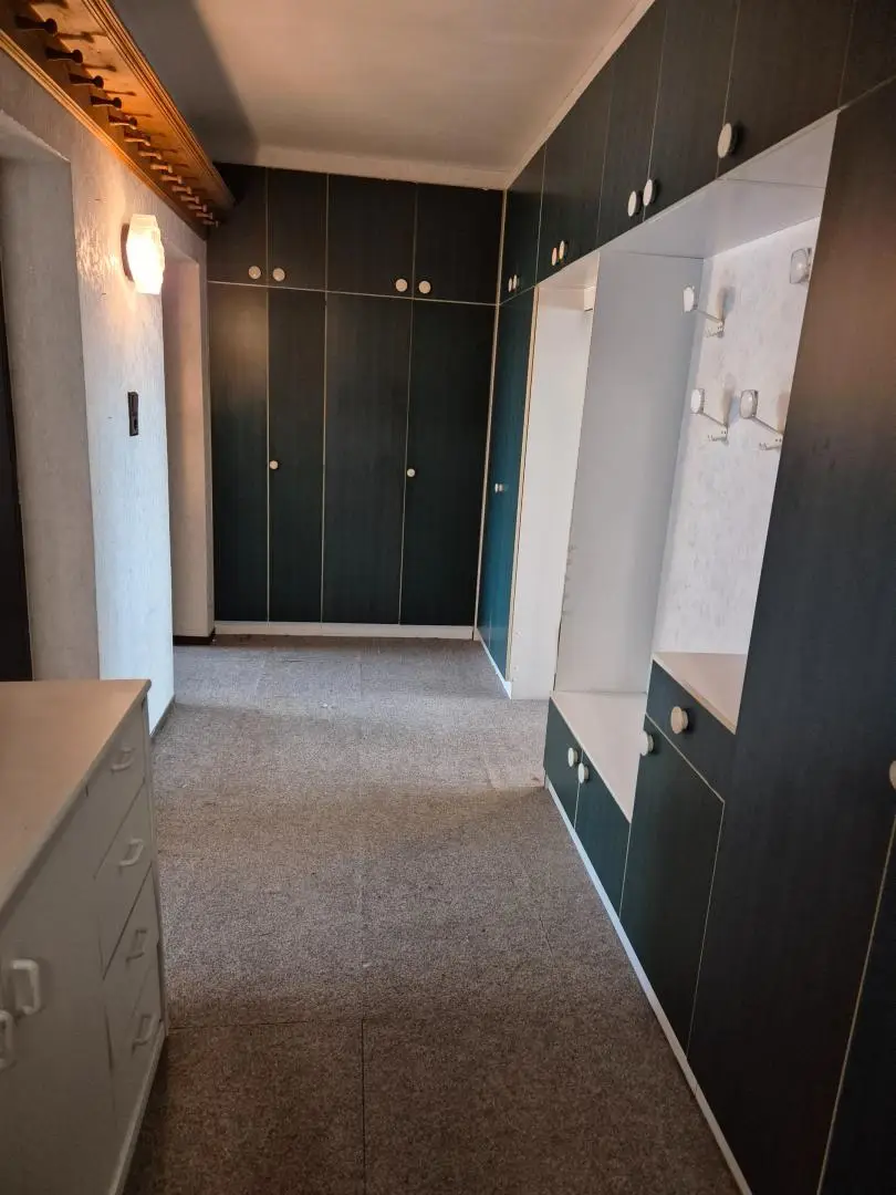 Renovierungsbedürftige 4 Zimmer Wohnung mit Loggia