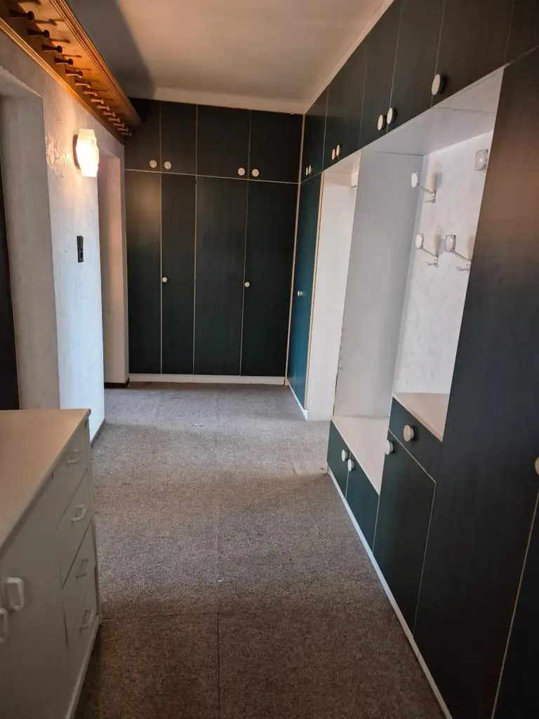 Renovierungsbedürftige 4 Zimmer Wohnung mit Loggia