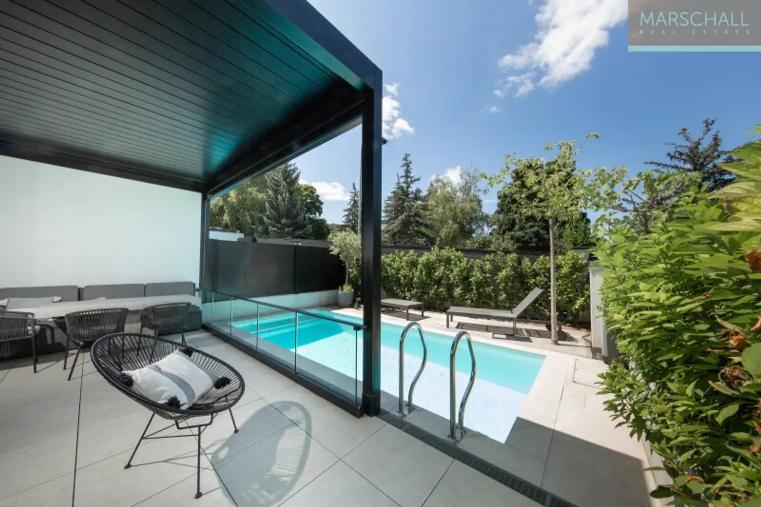 Außergewöhnliche Doppelhaus-Hälfte mit Pool