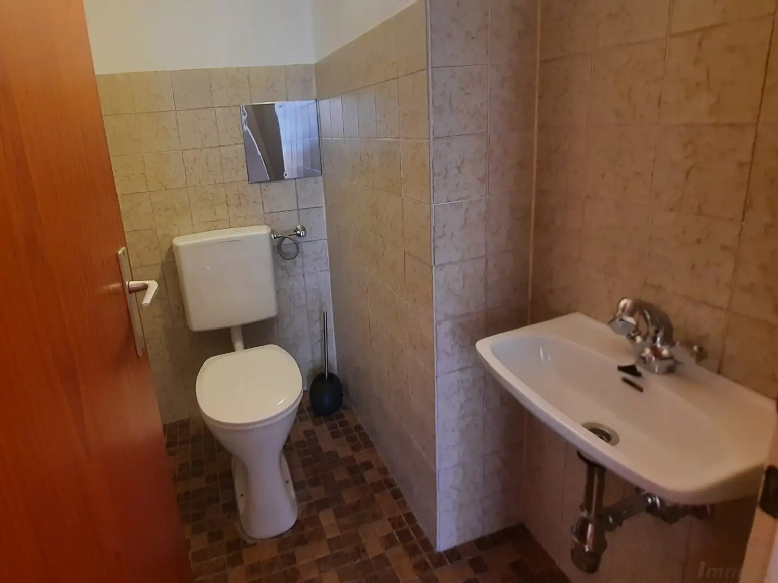 WC seoarat mit Waschbecken