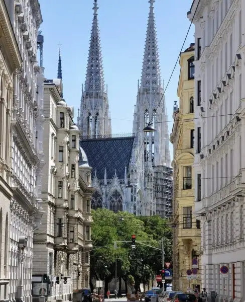 Fully furnished apartment - within walking distance to the 1st district, also available for short-term rentals.