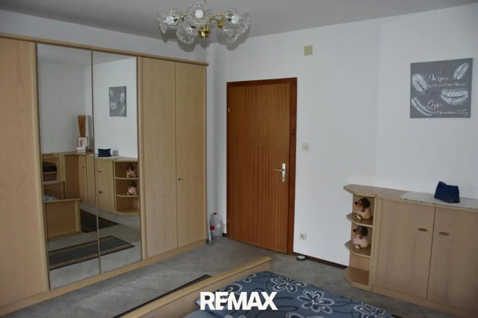 SZ mit Spiegelschrank
