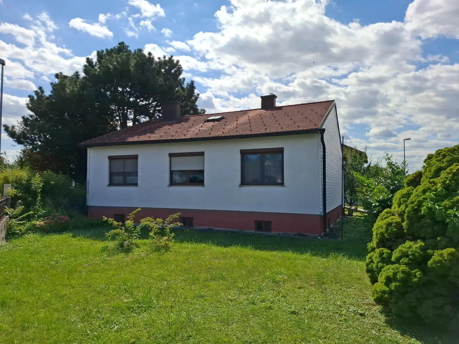 Einfamilienhaus mit Keller, Loggia, Garage und Garten, nur 300 Meter zum Neufelder See
