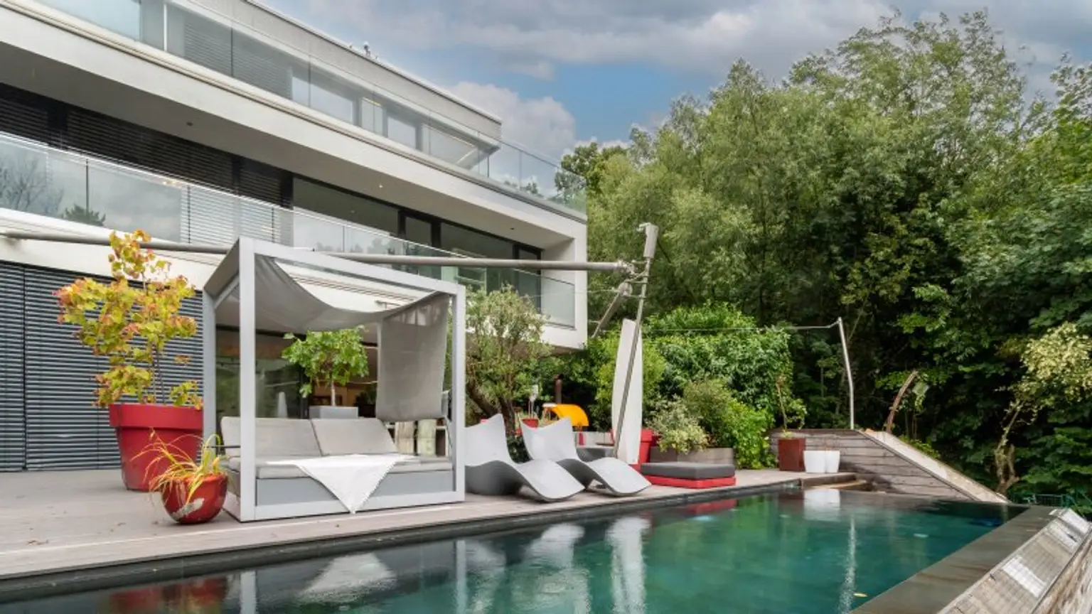 Luxusvilla mit Infinitypool in absoluter Ruhelage in Hinterbrühl – Exklusives Anwesen mit Top-Ausstattung