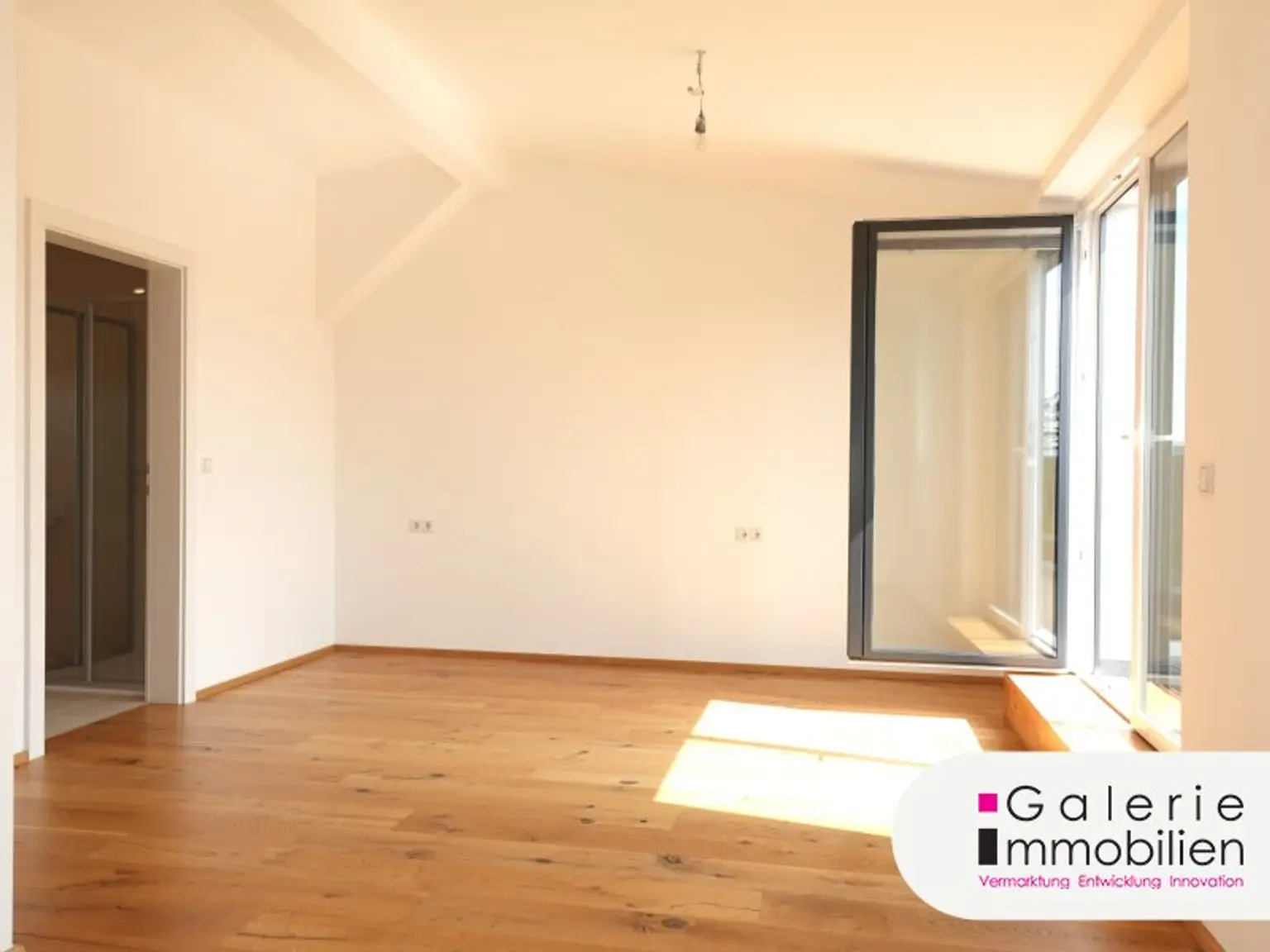 Erstbezug: Sehr schöne, helle und ruhige Doppelhaushälfte (links) mit 4 Zimmern, Eigengarten und Panoramablick-Dachterrasse!