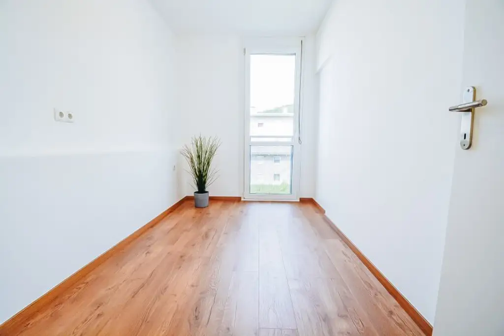 DAN KÜCHE I TIEFGARAGE I BADEWANNE I NEUBAU I SEHR HELL I TOP-SANIERT I LETZTER STOCK I SEHR RUHIG I BLICKL INS GRÜNE I TOP GRUNDRISS I AB SOFORT I