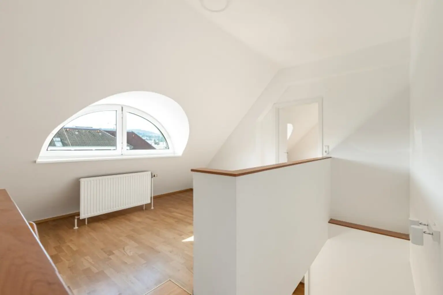 TOP ANGEBOT! Helle 4-Zi.-DG-Wohnung im 16. Bezirk! inkl. 2 Stellplätzen!