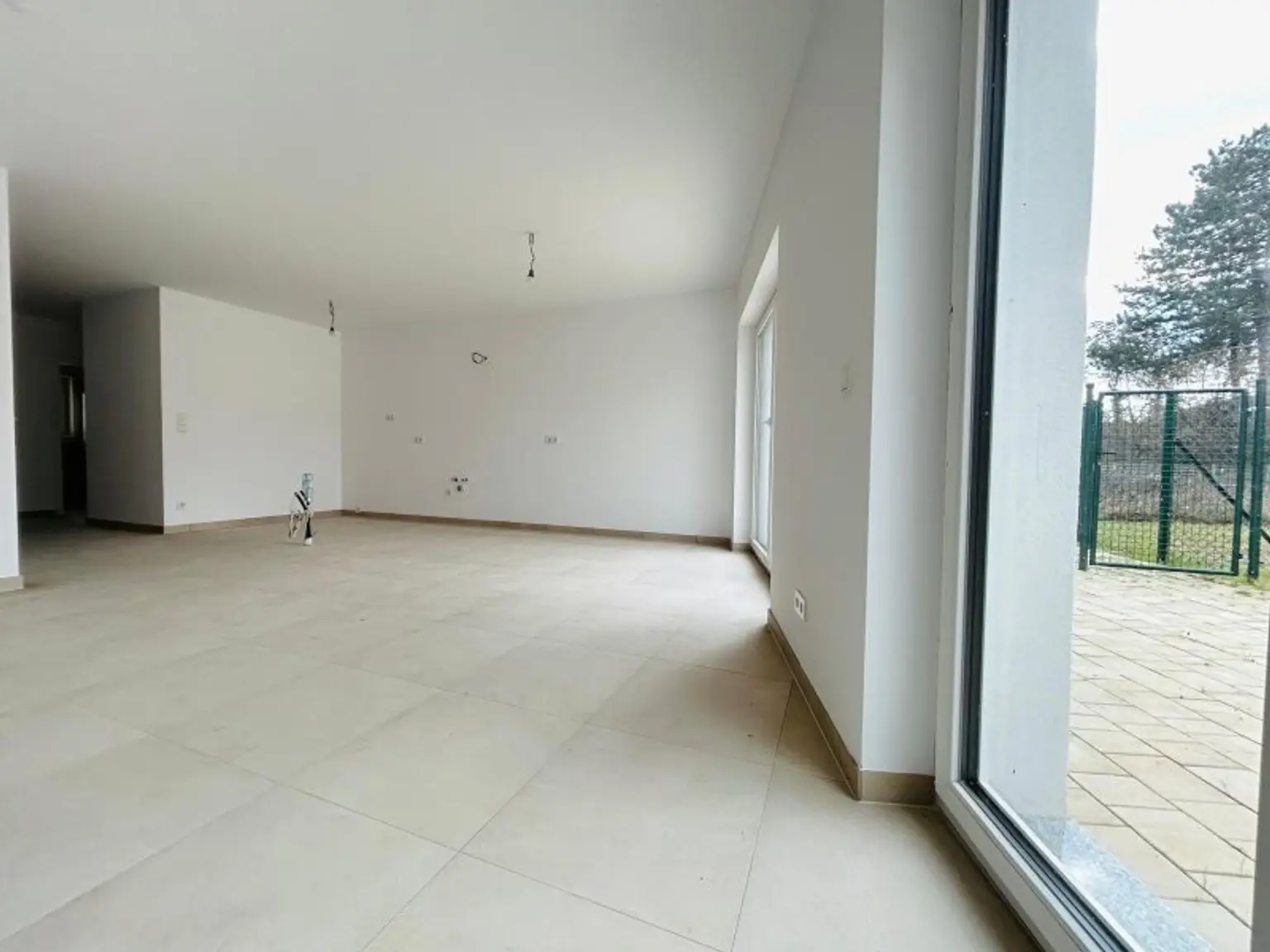 Traumhafte Doppelhaushälfte - Erstbezug, 5 Zimmer, Garten, Terrasse, 2 Stellplätze - Nähe Bahnhof!