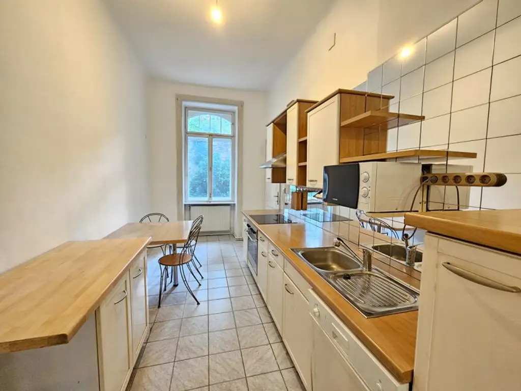 *** VIEL PLATZ & ZENTRAL *** WG TAUGLICH *** WHIRLPOOL WANNE ***