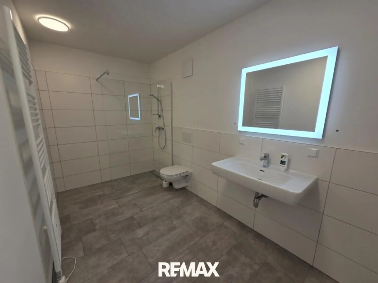 Badezimmer mit Dusche und WC