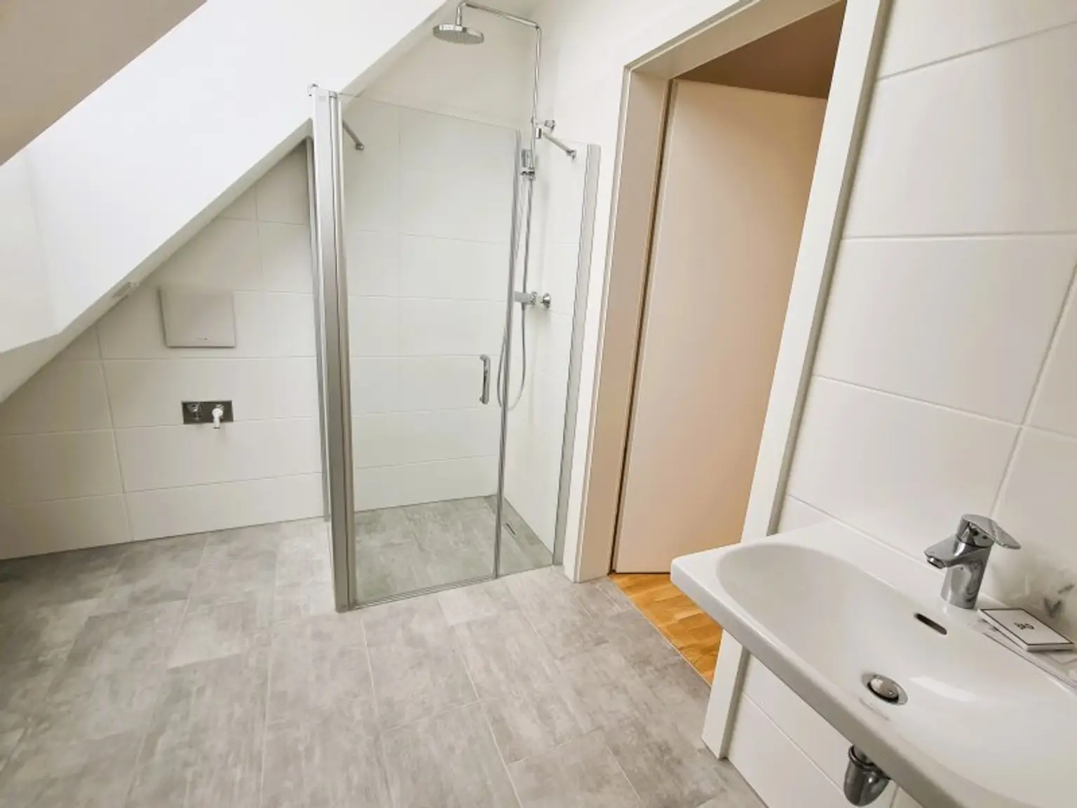 AB SOFORT BEZIEHBAR! Traumhafte Dachgeschosswohnung inkl. sehr großer Terrasse! Tolle Anbindung - U1 Kagranerplatz!