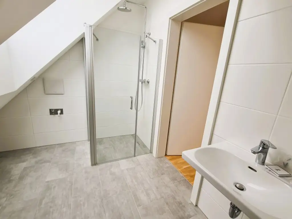 AB SOFORT BEZIEHBAR! Traumhafte Dachgeschosswohnung inkl. sehr großer Terrasse! Tolle Anbindung - U1 Kagranerplatz!