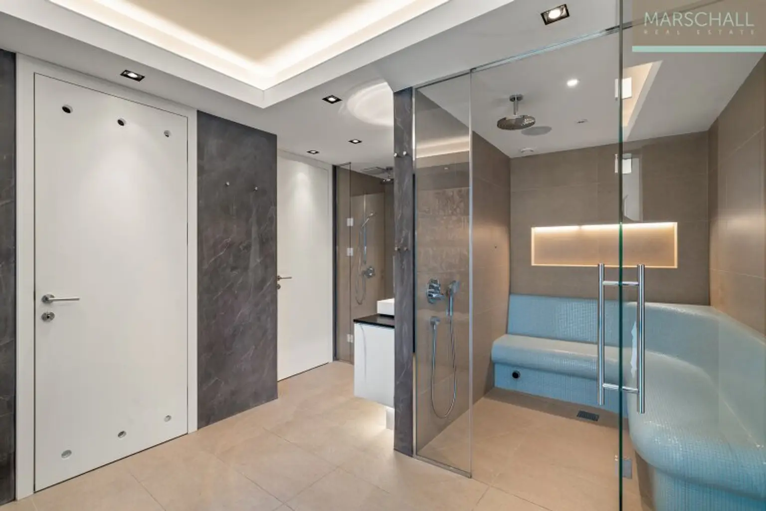 Wellness-Bereich mit Dampfsauna, extra Dusche, Waschtisch und WC