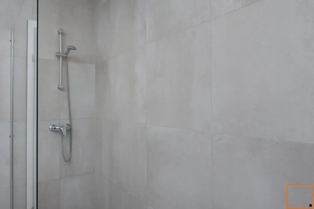 Dachgeschoßwohnung mit eingeschnittener Terrasse, vier Schlafzimmern und schönem Fernblick